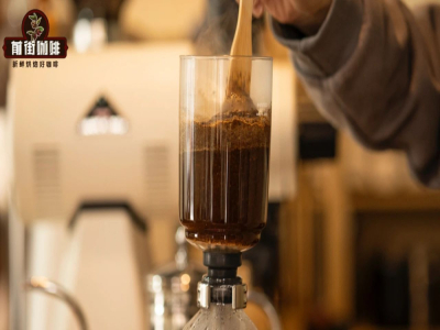 أصل وعاء قهوة السيفون Syphon｜من اخترع وصمّم وعاء السيفون؟ وما خصائص النكهات لكل من قهوة السيفون والقهوة المحضّرة بالترشيح اليدوي؟