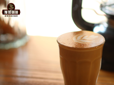 لاتيه أسترالي صغير｜أصل تسمية قهوة Piccolo latte وطريقة تحضيرها، وما الفرق بين البيكولو والفلات وايت من حيث النكهة والقوام؟