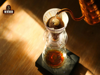 كيف نحضّر قهوة مقطرة يدويًا بكمية كبيرة من المسحوق لعدد من الحصص؟ دليل الاستخدام والمعاملات لقمع V60 الكبير رقم 02. كم كوبًا يمكن تحضيره من 30 غرامًا من القهوة المطحونة؟