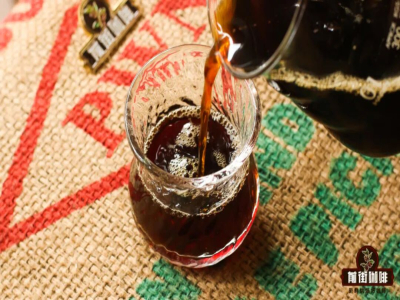 القهوة المثلجة المحضّرة بالترشيح اليدوي｜كيف تحضّر قهوة مثلجة عالية الحلاوة باستخدام حبوب القهوة المحمّصة تحميصًا داكنًا؟ مقدمة عن معايير تحضير القهوة المثلجة بالترشيح اليدوي من ماندرينغ الذهب الإندونيسي
